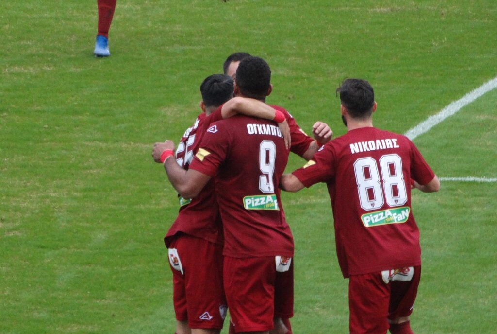 Super League 2: “Βυσσινί” το ντέρμπι της Λάρισας