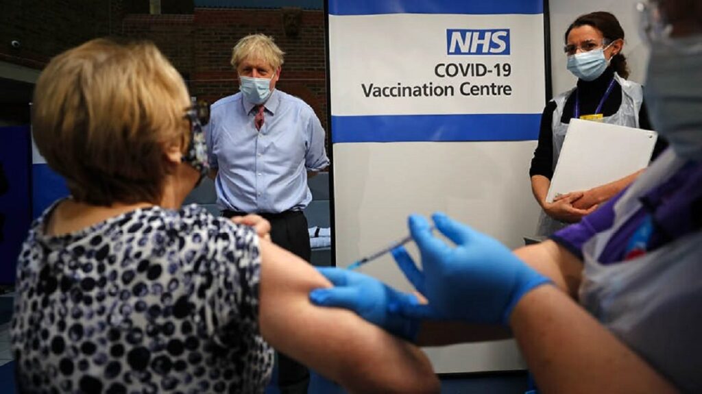 Βρετανία: Στόχος για τρίτη δόση σε όλους τους ενήλικους μέχρι τα τέλη Ιανουαρίου
