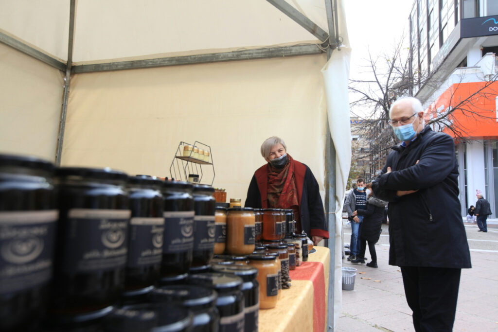 Προσφορά μελιού στο Κοινωνικό Παντοπωλείο του Δ. Λαρισαίων