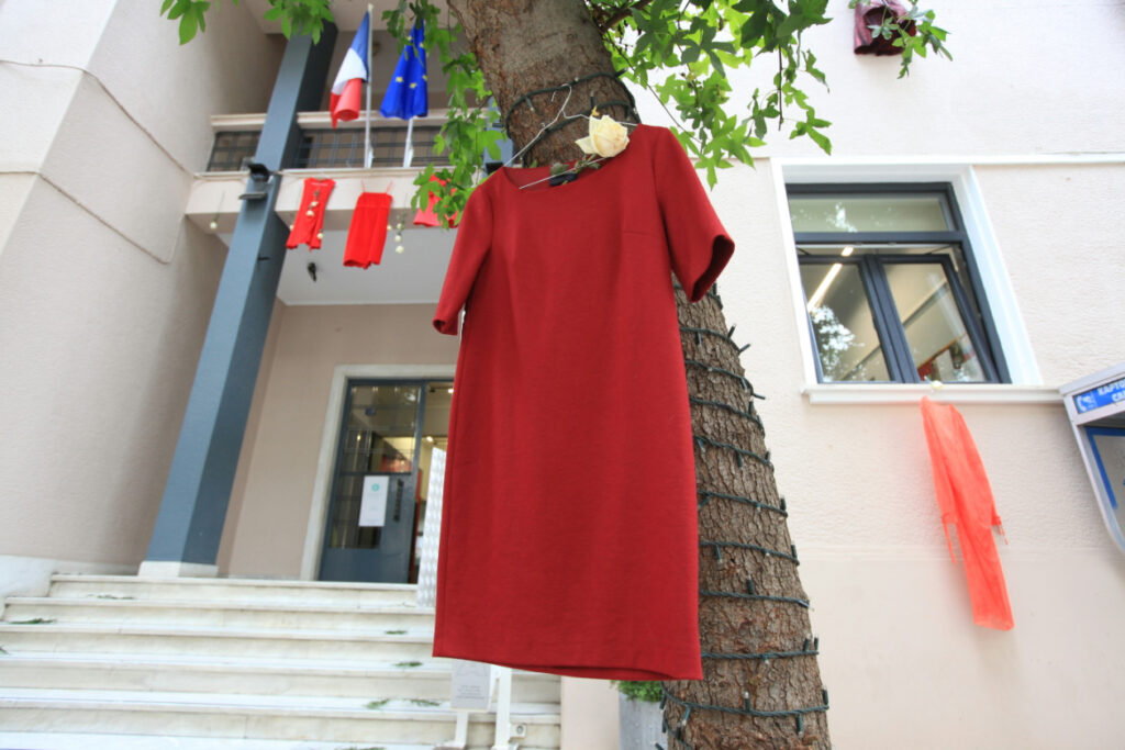 Δεκατρία φορέματα, φόρος τιμής και μνήμης για τις δολοφονημένες γυναίκες