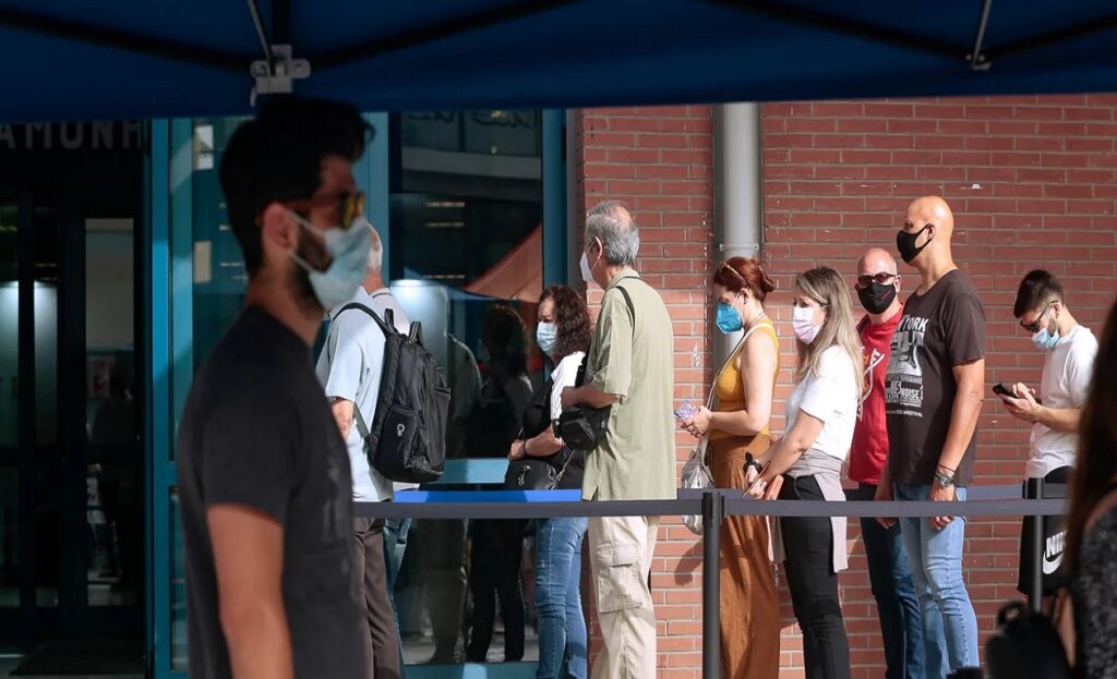 Τα μέτρα και τα κρούσματα έσπρωξαν τους ανεμβολίαστους προς τα εμβολιαστικά κέντρα – Αύξηση 200% στους εμβολιασμούς