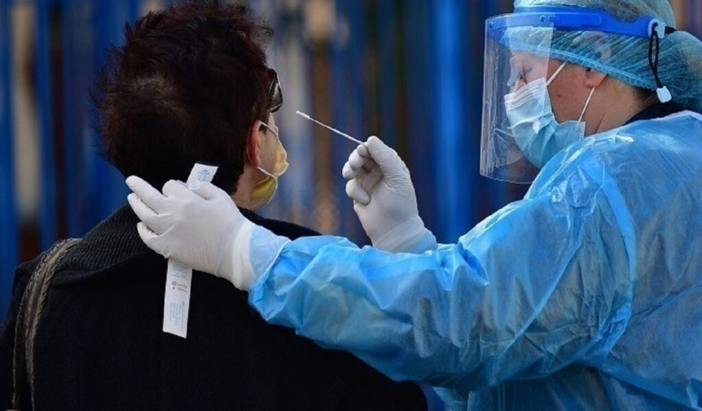 Λάρισα: Υποχωρούν τα νέα κρούσματα – Πάνω από 7.000 σε όλη τη χώρα, 486 οι διασωληνωμένοι