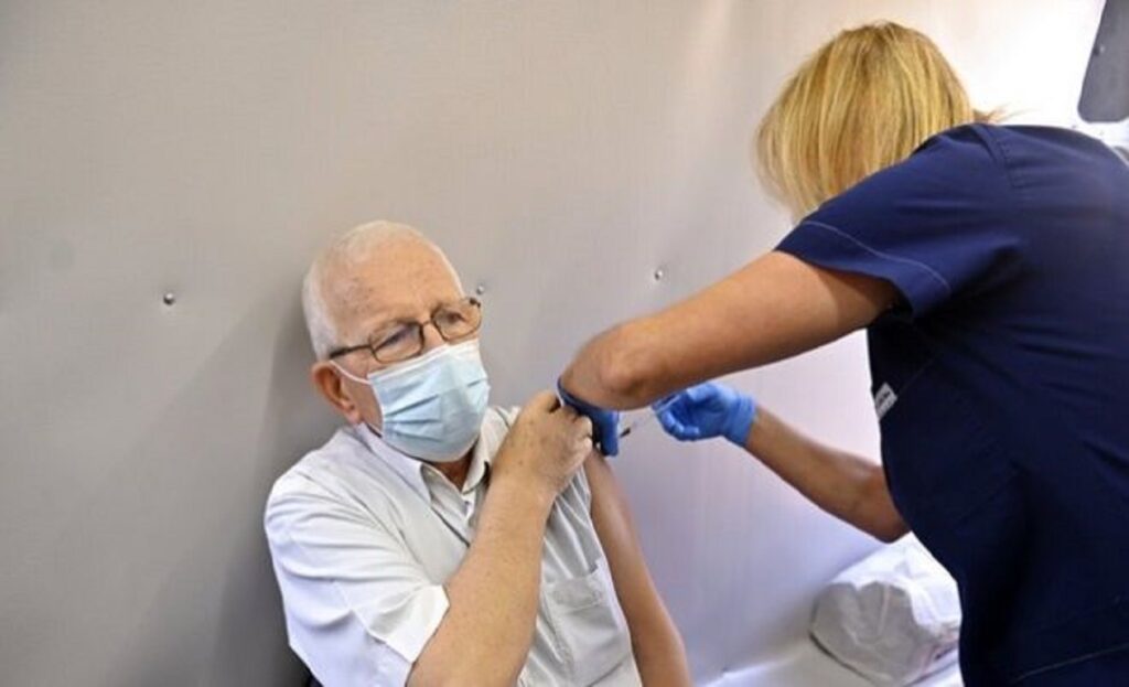 Κορονοϊός: Υπό εξέταση ο υποχρεωτικός εμβολιασμός με τρίτη δόση για τους άνω των 65