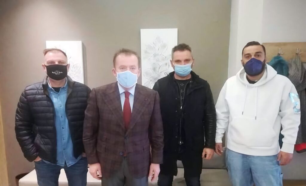 Κόκκαλης με εκπροσώπους εστίασης: Δε μπορεί να είμαστε σε «πόλεμο» αλλά η κυβέρνηση να έχει απαιτήσεις κανονικότητας από την κοινωνία