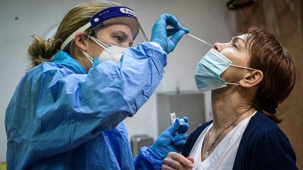 Κορωνοϊός: Μια πάνω, μια κάτω τα νέα κρούσματα στη Λάρισα – 6.196 σε όλη τη χώρα, 75 θάνατοι, 690 διασωληνωμένοι