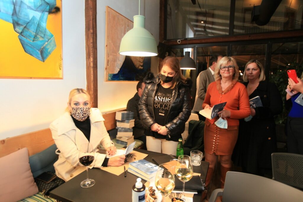 Η Ελεονώρα Μελέτη παρουσίασε στη Λάρισα το πρώτο της βιβλίο (φωτ.)