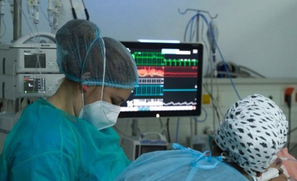 Κορονοϊός: Στερεύουν οι αντοχές του ΕΣΥ – Αυξάνονται οι νέες εισαγωγές