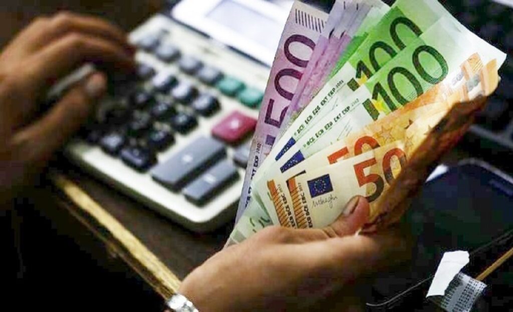 Μέχρι τέλος Δεκεμβρίου θα καταβληθεί η ενίσχυση σε πάνω από 1 εκατ. δικαιούχους, υγειονομικούς, χαμηλοσυνταξιούχους και ΑμΕΑ