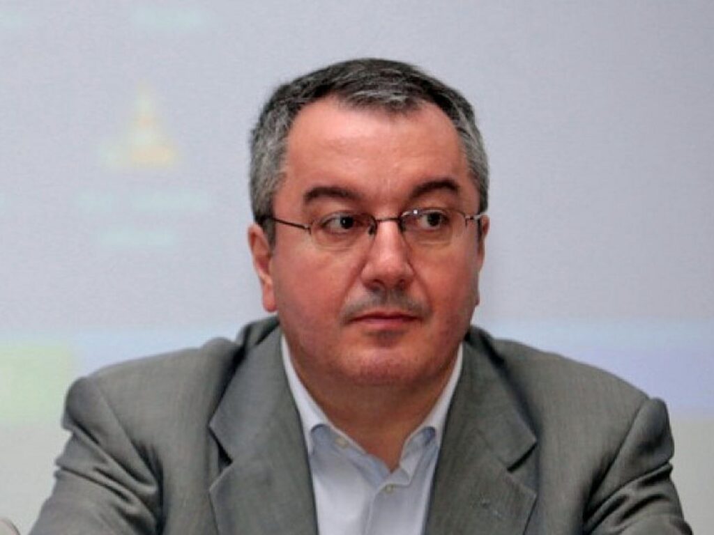 Μόσιαλος: “Όπως τα σύγχρονα αυτοκίνητα αποτρέπουν τη σύγκρουση, τα εμβόλια αποτρέπουν τη λοίμωξη”