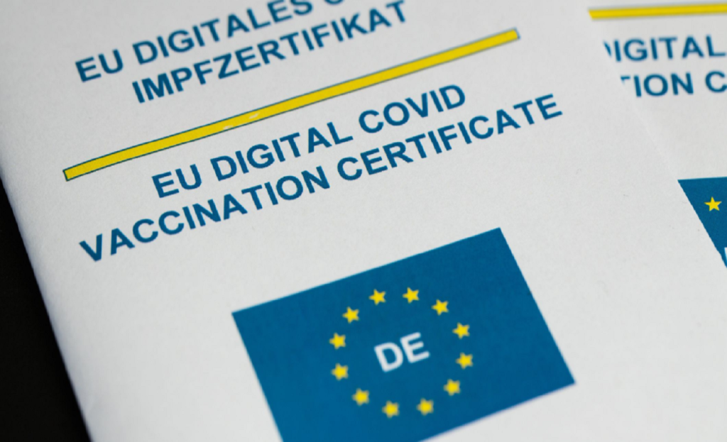 Euractiv: Το πιστοποιητικό Covid θα λήγει 1 χρόνο μετά τη δεύτερη δόση