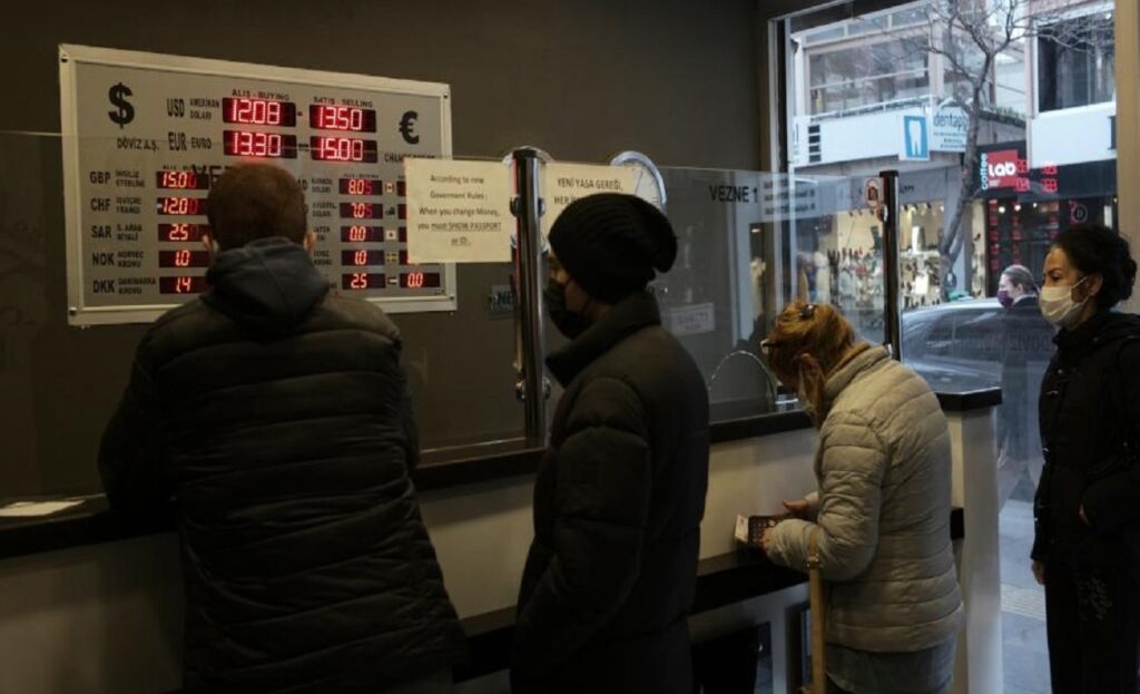 Τουρκία: Η λίρα στον πάτο, ο Ερντογάν στο… καναβάτσο