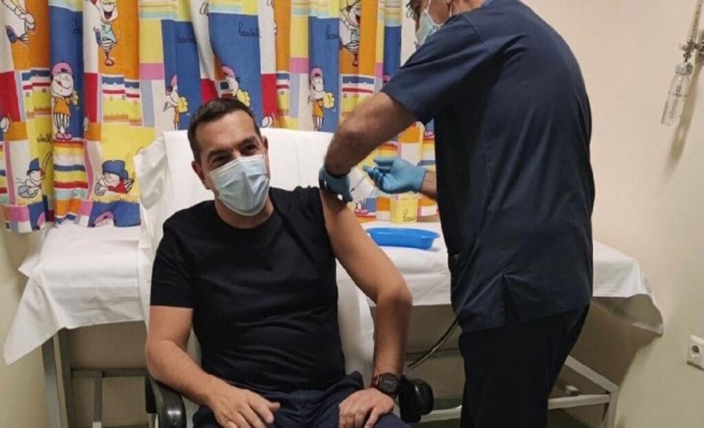 Αλ. Τσίπρας μετά την 3η δόση του εμβολίου: «Διαλέγουμε τον δρόμο της επιστήμης και της ζωής»