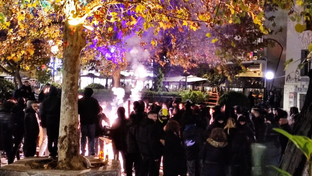 ΑΕΛ: «Προθέρμανση» με συνθήματα και βεγγαλικά στην Ταχυδρομείου (φώτο)