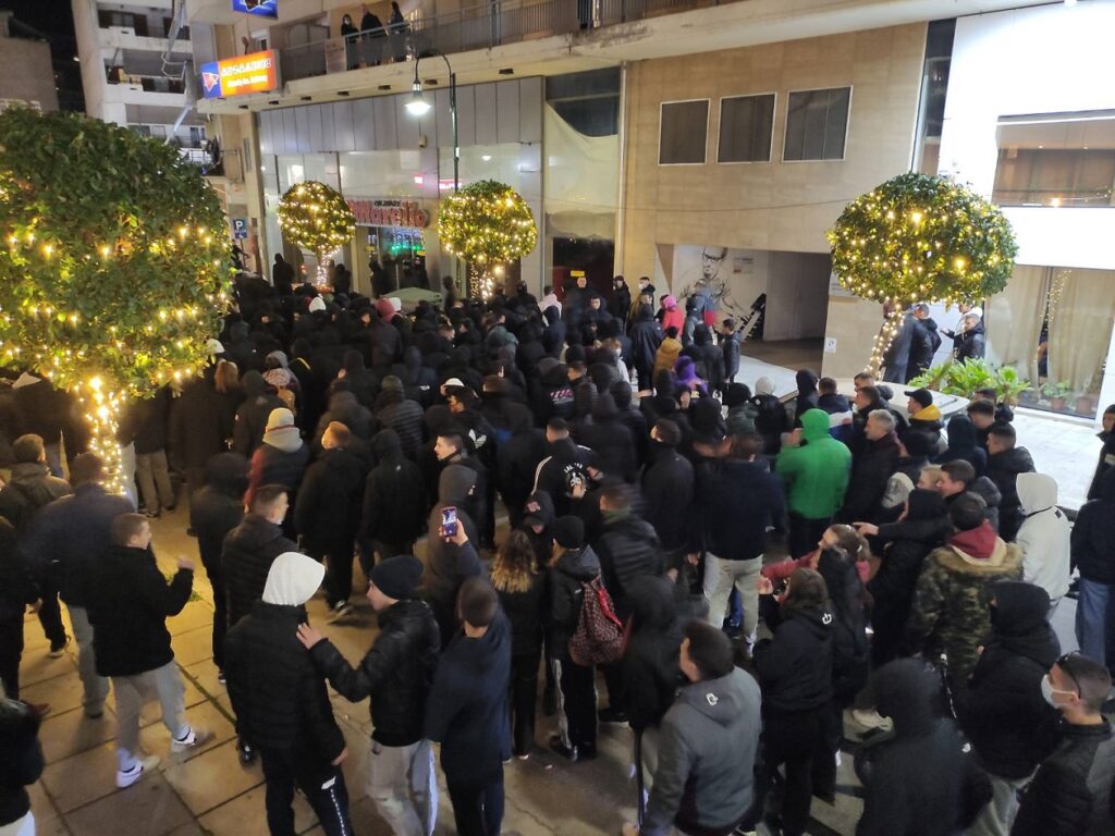 ΑΕΛ: Πορεία εκατοντάδων φιλάθλων προς το Αλκαζάρ (φώτο)