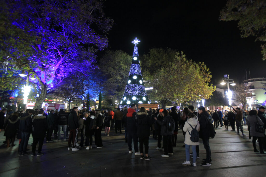 Λάρισα: Φόρεσε τα γιορτινά της ενόψει Χριστουγέννων – Κάλεσμα στήριξης κι… εμβολιασμού