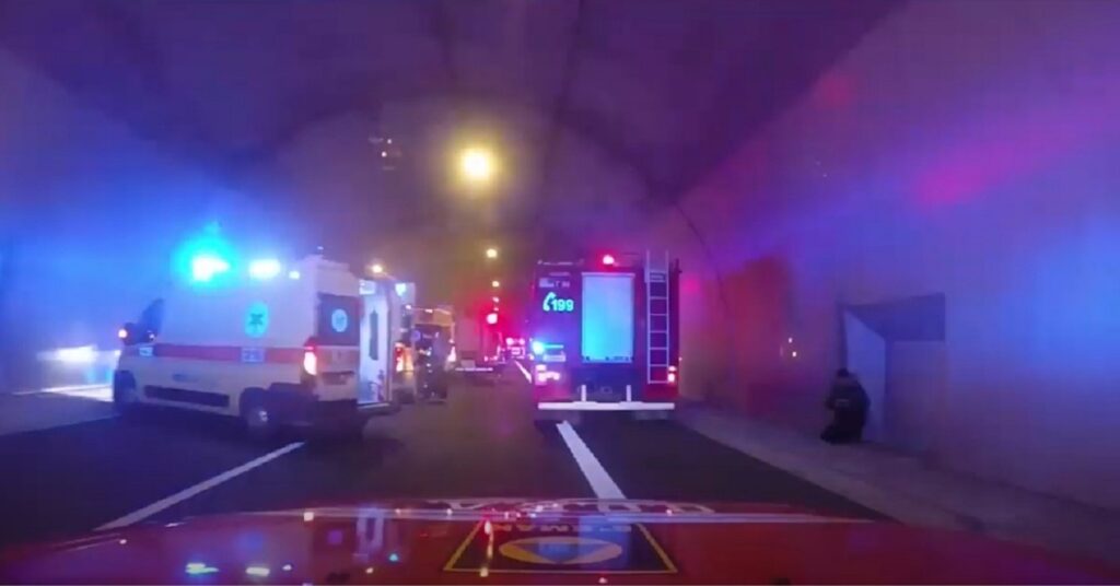 Τέμπη: Κλειστή τις πρωινές ώρες η ΠΑΘΕ στο ύψος της σήραγγας Πλαταμώνα