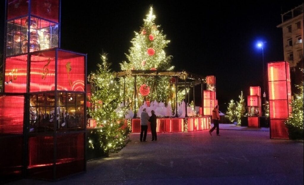 Δ. Θεσσαλονίκης: Μήνυση για δολιοφθορά στο έλατο της πλατείας Αριστοτέλους