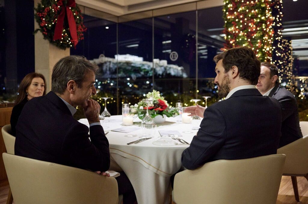 Ο Κυριάκος Μητσοτάκης σε δείπνο με τον ηγέτη της ισπανικής αντιπολίτευσης Πάμπλο Κασάδο