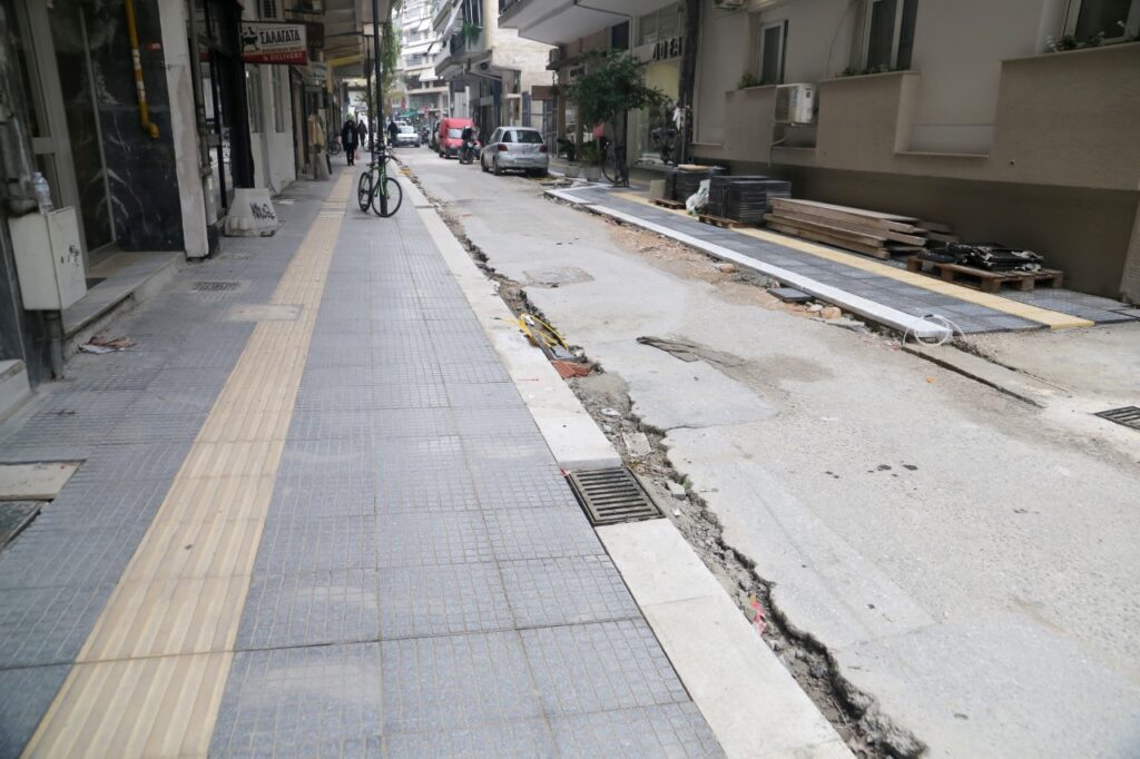 Λάρισα: Συνεχίζονται τα έργα ανακατασκευής στην οδό Νικοτσαρά