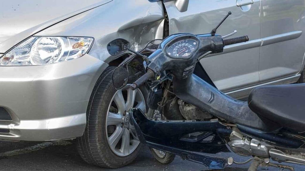 Λάρισα: Σύγκρουση ΙΧ με μηχανάκι